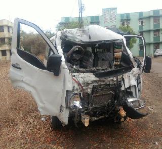 Four people were killed when a car collapsed on a car tree in Nashik | नाशिकमध्ये कार झाडावर आदळून चार ठार