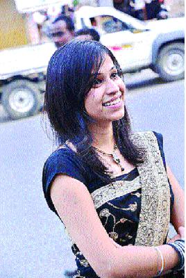 Two hundred artists will break the life of a gentle person and dancing | कोमलच्या श्वासासाठी जीव तोडून नाचणार दोनशे कलाकार