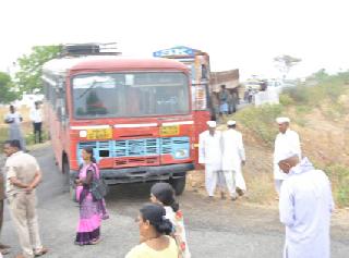 Stop pathard; Rock on the bus; Farmers poured milk and onions on the road | पाथर्डीत रास्ता रोको; बसवर दगडफेक; शेतकऱ्यांनी दूध, कांदे रस्त्यावर ओतले Stop pathard; Rock on the bus; Farmers poured milk and onions on the road | पाथर्डीत रास्ता रोको; बसवर दगडफेक; शेतकऱ्यांनी दूध, कांदे रस्त्यावर ओतले