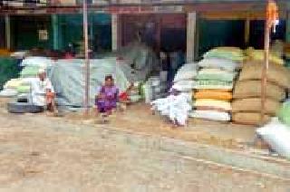 The scarcity of the farmers who reached the district | जिल्ह्यात पोहोचली शेतकरी संपाची धग The scarcity of the farmers who reached the district | जिल्ह्यात पोहोचली शेतकरी संपाची धग