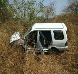 Four laborers injured in a car and cargo vehicle crash | कार व मालवाहू वाहनाच्या धडकेत चार मजूर जखमी Four laborers injured in a car and cargo vehicle crash | कार व मालवाहू वाहनाच्या धडकेत चार मजूर जखमी