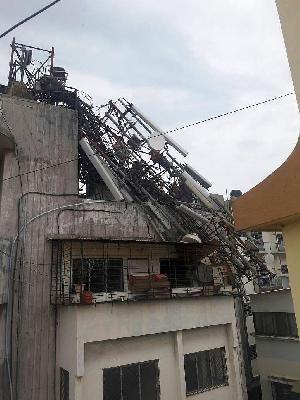 VIDEO - Mobile tower collapsed at home in Nashik | VIDEO - नाशिकमध्ये घरावर मोबाईल टॉवर कोसळले