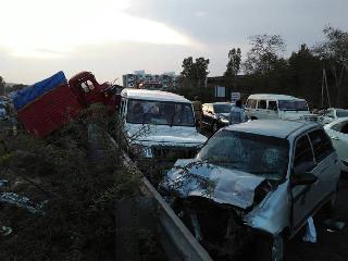 Four injured in a strange accident near Shirwal | शिरवळजवळ विचित्र अपघातात चार जखमी