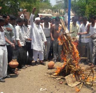 Prohibition by taking away the funeral of Sadbhau Khot's symbolic statue | सदाभाऊ खोत यांच्या प्रतिकात्मक पुतळ्याची प्रेतयात्रा काढून निषेध Prohibition by taking away the funeral of Sadbhau Khot's symbolic statue | सदाभाऊ खोत यांच्या प्रतिकात्मक पुतळ्याची प्रेतयात्रा काढून निषेध