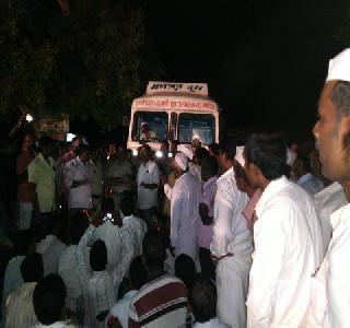 Tension on city-welfare road, lathamar on farmers: picketing of police | नगर-कल्याण रस्त्यावर तणाव, शेतकऱ्यांवर लाठीमार : पोलिसांवर दगडफेक Tension on city-welfare road, lathamar on farmers: picketing of police | नगर-कल्याण रस्त्यावर तणाव, शेतकऱ्यांवर लाठीमार : पोलिसांवर दगडफेक