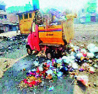 Waste trains were stopped | कचऱ्याच्या गाड्या अडवल्या Waste trains were stopped | कचऱ्याच्या गाड्या अडवल्या