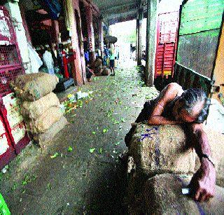 The huge scarcity of vegetables in Mumbai | भाजीपाल्याचा मुंबईत प्रचंड तुटवडा The huge scarcity of vegetables in Mumbai | भाजीपाल्याचा मुंबईत प्रचंड तुटवडा