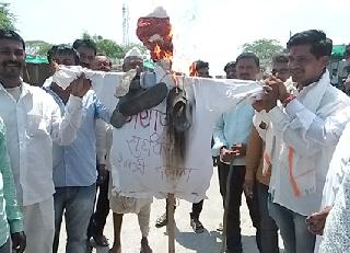 Sadabhau Khot, Jayaji Suryavanshi statue burnt to the statue | सदाभाऊ खोत, जयाजी सुर्यवंशींचा पुतळा जाळला Sadabhau Khot, Jayaji Suryavanshi statue burnt to the statue | सदाभाऊ खोत, जयाजी सुर्यवंशींचा पुतळा जाळला