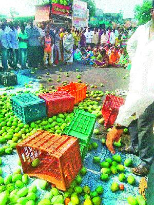 Dindori women dropped on the road | दिंडोरीत महिलाही उतरल्या रस्त्यावर