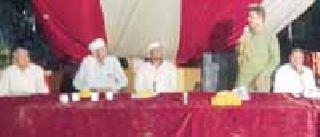 Give farmed goods a farm loan | शेती मालाला भाव द्या शेती कर्जमुक्त करा