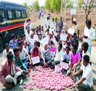 Stop the way to Shegaon; Composite response closed in the district | शेगावात रास्ता रोको; जिल्ह्यात बंदला संमिश्र प्रतिसाद