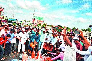 Stop farmers' route in Palsa | पळसे येथे शेतकऱ्यांचा रास्ता रोको Stop farmers' route in Palsa | पळसे येथे शेतकऱ्यांचा रास्ता रोको