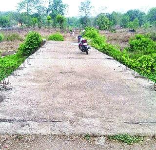 Kabamba Bridge protection is not difficult! | कांबा पुलाला संरक्षण कठडा नाही!