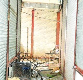 Due to lack of use and emptiness of bad luck | वापराअभावी अस्वच्छता आणि दुर्गंधीचेच साम्राज्य Due to lack of use and emptiness of bad luck | वापराअभावी अस्वच्छता आणि दुर्गंधीचेच साम्राज्य