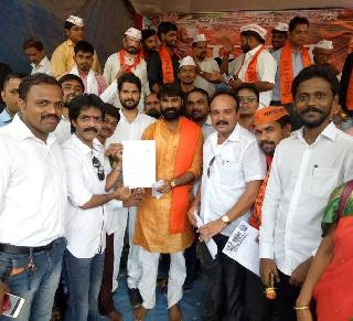 Postponement of the Maratha fasting fast after written assurances | लेखी आश्वासनानंतर मराठा समाजाची उपोषणाला स्थगिती Postponement of the Maratha fasting fast after written assurances | लेखी आश्वासनानंतर मराठा समाजाची उपोषणाला स्थगिती