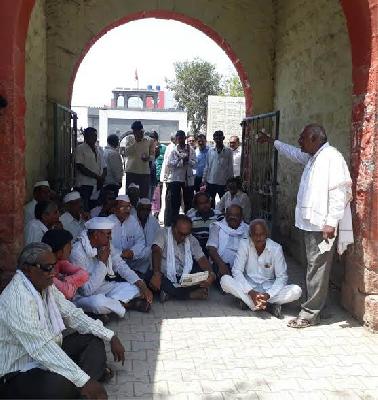 In the meantime, the Farmers Committee was organized by the committee | अमळनेरात शेतकरी कृती समितीतर्फे ठिय्या In the meantime, the Farmers Committee was organized by the committee | अमळनेरात शेतकरी कृती समितीतर्फे ठिय्या