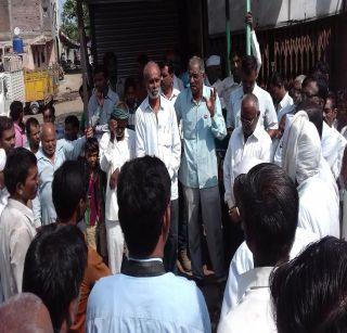 Farmers of Kigawa: Stop the rubbish | किनगावात शेतक:यांचा कडकडीत बंद Farmers of Kigawa: Stop the rubbish | किनगावात शेतक:यांचा कडकडीत बंद