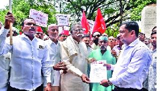 Let the farmers defeat the unprofitable government | शेतकऱ्यांना नागविणाऱ्या सरकारला नमवू Let the farmers defeat the unprofitable government | शेतकऱ्यांना नागविणाऱ्या सरकारला नमवू