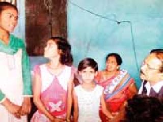 Guardian minister came forward to give a boon to the fatherhood | पितृत्वाची उब देण्यासाठी पालकमंत्री धावून आले Guardian minister came forward to give a boon to the fatherhood | पितृत्वाची उब देण्यासाठी पालकमंत्री धावून आले