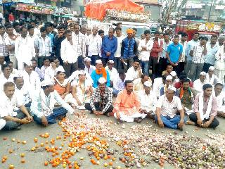 Farmer aggressive; 'Rasta Roko' in the district | शेतकरी आक्रमक; जिल्ह्यात ‘रास्ता रोको’ Farmer aggressive; 'Rasta Roko' in the district | शेतकरी आक्रमक; जिल्ह्यात ‘रास्ता रोको’