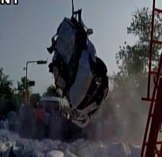 The truck loaded up on a truck, killing five of a family | सामानाने भरलेला ट्रक कारवर पलटला, एकाच कुटुंबातील 5 जणांचा मृत्यू The truck loaded up on a truck, killing five of a family | सामानाने भरलेला ट्रक कारवर पलटला, एकाच कुटुंबातील 5 जणांचा मृत्यू