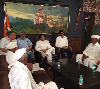 Raj Thackeray led the campaign of farmers; | राज ठाकरेंनी करावं आंदोलनाचं नेतृत्व, पुणतांब्यातील शेतक-यांचं साकडं Raj Thackeray led the campaign of farmers; | राज ठाकरेंनी करावं आंदोलनाचं नेतृत्व, पुणतांब्यातील शेतक-यांचं साकडं