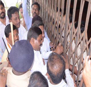 Announce the debt waiver in 48 hours, otherwise do a severe agitation - the farmer | 48 तासांत कर्जमाफी जाहीर करा, अन्यथा तीव्र आंदोलन करू - शेतकरी Announce the debt waiver in 48 hours, otherwise do a severe agitation - the farmer | 48 तासांत कर्जमाफी जाहीर करा, अन्यथा तीव्र आंदोलन करू - शेतकरी