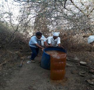 15 thousand grams of alcohol are destroyed at Dapora | दापोरा येथे 15 हजाराचे गावठी दारूचे रसायन नष्ट 15 thousand grams of alcohol are destroyed at Dapora | दापोरा येथे 15 हजाराचे गावठी दारूचे रसायन नष्ट