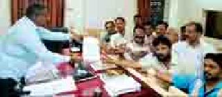 Appeal to the tahsildars of various demands of farmers | शेतकऱ्यांच्या विविध मागण्यांचे तहसीलदारांना निवेदन Appeal to the tahsildars of various demands of farmers | शेतकऱ्यांच्या विविध मागण्यांचे तहसीलदारांना निवेदन