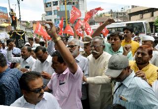 Simply give a debt relief or leave the chair: steering committee leaders' warning | सरसकट कर्जमाफी द्या अन्यथा खुर्ची सोडा : सुकाणू समिती नेत्यांचा इशारा Simply give a debt relief or leave the chair: steering committee leaders' warning | सरसकट कर्जमाफी द्या अन्यथा खुर्ची सोडा : सुकाणू समिती नेत्यांचा इशारा