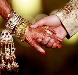 At the door of the bride's door, two rows at once | नवरीच्या दारात एकाच वेळी दोन वरात At the door of the bride's door, two rows at once | नवरीच्या दारात एकाच वेळी दोन वरात