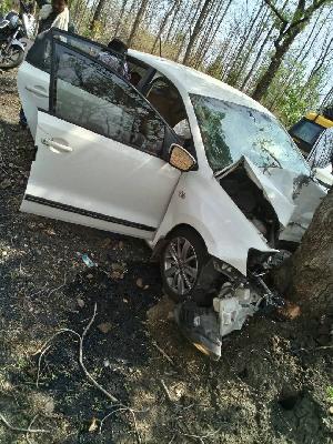 1 dead in car accident in Gadchiroli, 3 severe | गडचिरोली जिल्ह्यात कार अपघातात १ ठार, ३ गंभीर