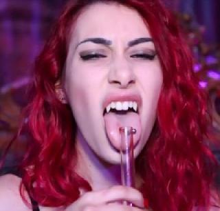 OMG: These couples make each other's blood to prove love | OMG : प्रेम सिद्ध करण्यासाठी हे जोडपे पिते एकमेकांचे रक्त OMG: These couples make each other's blood to prove love | OMG : प्रेम सिद्ध करण्यासाठी हे जोडपे पिते एकमेकांचे रक्त