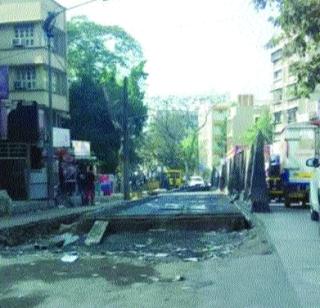 Road works partially | रस्त्यांची कामे अर्धवट Road works partially | रस्त्यांची कामे अर्धवट