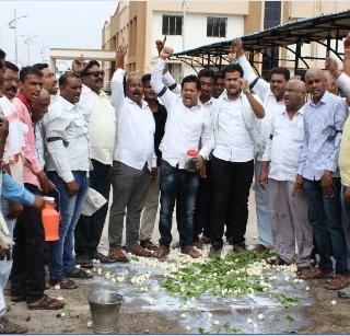 Amravati: Congress's Mundane for debt waiver; Circular of MLA's house | अमरावती: कर्जमाफीसाठी काँग्रेसचं मुंडण ; आमदारांच्या घराला घेराव Amravati: Congress's Mundane for debt waiver; Circular of MLA's house | अमरावती: कर्जमाफीसाठी काँग्रेसचं मुंडण ; आमदारांच्या घराला घेराव