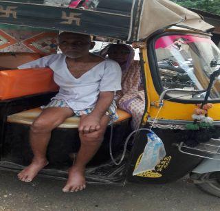 Amalner's district bank branch, Oshalali Humanity | अमळनेरच्या जिल्हा बँक शाखेत ओशाळली माणुसकी Amalner's district bank branch, Oshalali Humanity | अमळनेरच्या जिल्हा बँक शाखेत ओशाळली माणुसकी