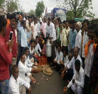 Nationalist movement on Dhule highway | धुळे महामार्गावर राष्ट्रवादीतर्फे आंदोलन Nationalist movement on Dhule highway | धुळे महामार्गावर राष्ट्रवादीतर्फे आंदोलन