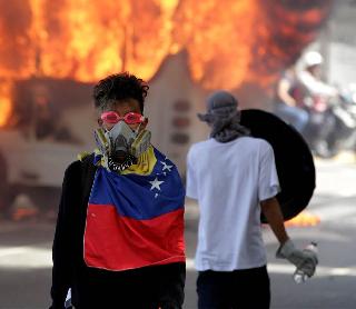 Aircraft companies refuse to go to Venezuela | विमान कंपन्यांचा व्हेनेझुएलाला जाण्यास नकार Aircraft companies refuse to go to Venezuela | विमान कंपन्यांचा व्हेनेझुएलाला जाण्यास नकार