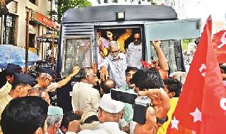 Police raids image of the police | सरकारची प्रतिमा जपताना पोलिसांची तारांबळ Police raids image of the police | सरकारची प्रतिमा जपताना पोलिसांची तारांबळ