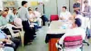 Busted busted officers | गैरहजर अधिकाऱ्यांना फोडला घाम