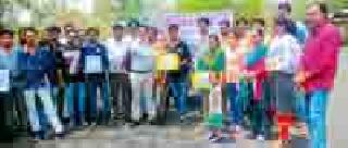 Help for the treatment of the sisters' villagers | ‘त्या’ बहिणीच्या उपचारासाठी गावकऱ्यांनी काढली मदत रॅली Help for the treatment of the sisters' villagers | ‘त्या’ बहिणीच्या उपचारासाठी गावकऱ्यांनी काढली मदत रॅली