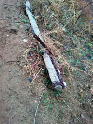 The electricity tariff has been broken for a month | महिनाभरापासून वीजतारा तुटलेल्याच The electricity tariff has been broken for a month | महिनाभरापासून वीजतारा तुटलेल्याच