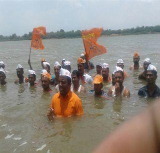 The movement of Shivsena in Dhule started in Dhule | धुळ्यात शिवसेनेचे जलआंदोलन सुरुच The movement of Shivsena in Dhule started in Dhule | धुळ्यात शिवसेनेचे जलआंदोलन सुरुच