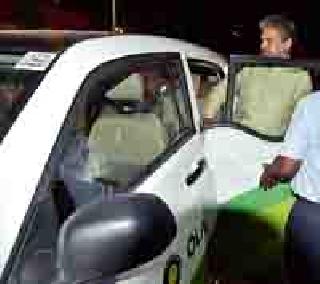 When Anand Mahindra comes from e-Taxi ... | आनंद महिंद्रा ‘ई-टॅक्सी’तून येतात तेव्हा... When Anand Mahindra comes from e-Taxi ... | आनंद महिंद्रा ‘ई-टॅक्सी’तून येतात तेव्हा...