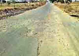 Road in the pit that pit in the pit ... | रस्त्यात खड्डा की खड्ड्यात रस्ता...