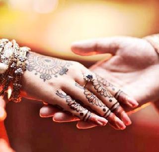 Vardhad arrives in 51 bullock cart | ५१ बैलगाडीतून वऱ्हाड पोहचले लग्नाला Vardhad arrives in 51 bullock cart | ५१ बैलगाडीतून वऱ्हाड पोहचले लग्नाला