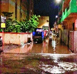 The rainwater block due to the block of paver | पेव्हर ब्लॉकमुळे पावसाचे पाणी घरात The rainwater block due to the block of paver | पेव्हर ब्लॉकमुळे पावसाचे पाणी घरात