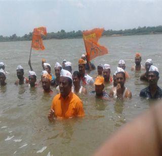 Behind the movement of Shivsena at Shindkheda | शिंंदखेडा येथील शिवसेनेचे जलआंदोलन मागे Behind the movement of Shivsena at Shindkheda | शिंंदखेडा येथील शिवसेनेचे जलआंदोलन मागे