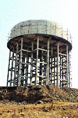 Six Jalakumba in the city are dangerous | शहरातील सहा जलकुंभ धोकेदायक