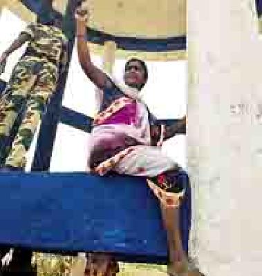 Women's 'Veerugiri' for pistol | दारूबंदीसाठी महिलांची ‘वीरूगिरी’ Women's 'Veerugiri' for pistol | दारूबंदीसाठी महिलांची ‘वीरूगिरी’